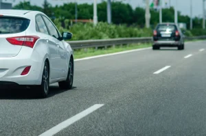 Multa por não dar passagem na faixa da esquerda, mesmo com velocidade permitida