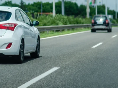 Multa por não dar passagem na faixa da esquerda, mesmo com velocidade permitida