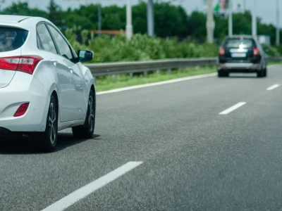 Multa por não dar passagem na faixa da esquerda, mesmo com velocidade permitida