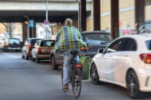 Regras essenciais para ciclistas no trânsito: saiba como circular com segurança
