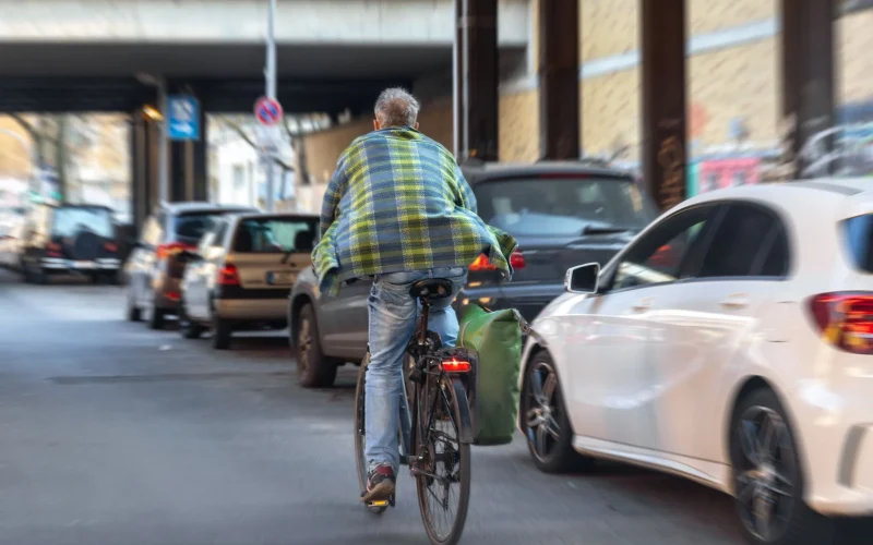 Regras essenciais para ciclistas no trânsito: saiba como circular com segurança