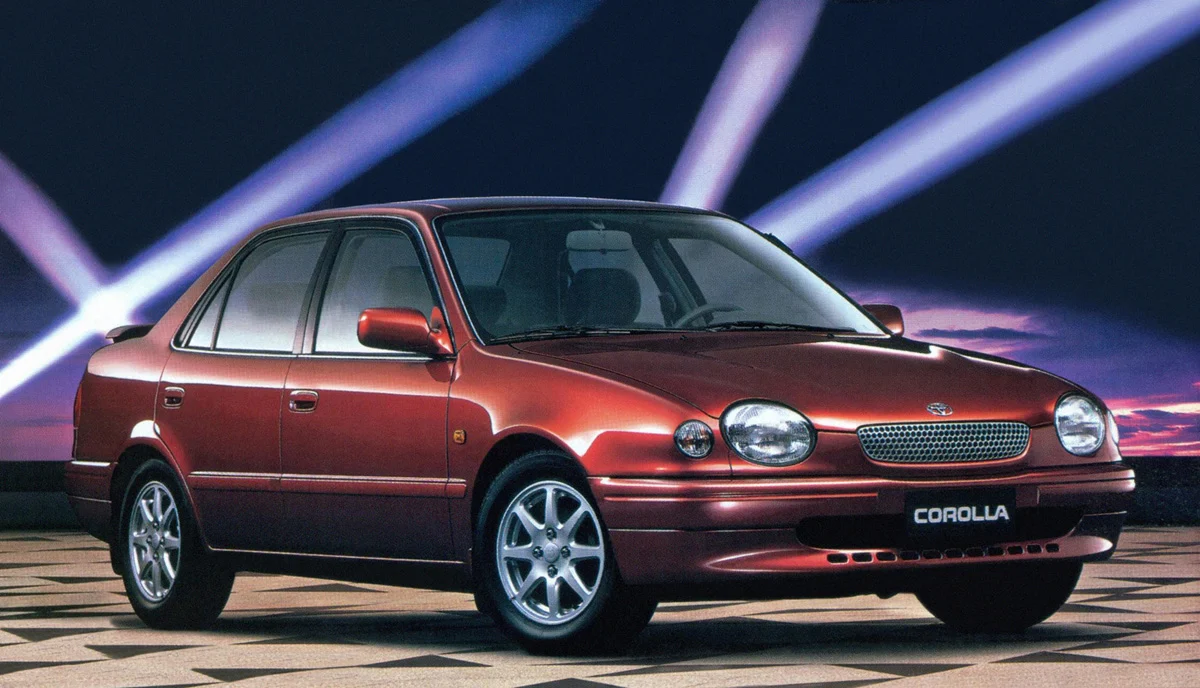 O fracasso da oitava geração do Toyota Corolla e o risco de seu fim toyota corolla sedan vermelho oitava geração modelo europeu frente