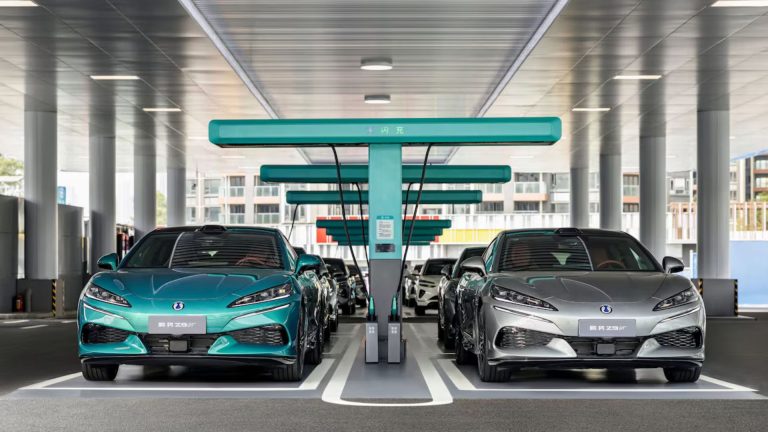 Uso inadequado de cabos de carregadores de carros elétricos gera alerta de segurança