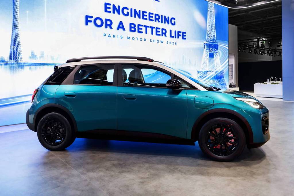 Aion UT Cross em um salão de automóveis