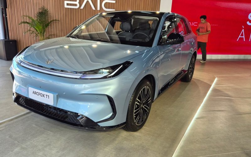 BAIC inicia pré-venda do elétrico Arcfox T1 por R$ 129,9 mil no Brasil