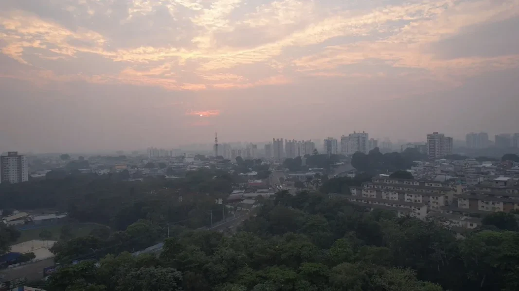 Manaus enfrenta grave crise de poluição por fumaça de queimadas