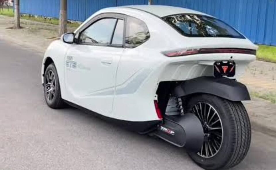 Telufu GT5: triciclo elétrico chinês com cabine a R$ 22 mil pode vir ao Brasil Um Telufu GT5 branco. O veículo tem três rodas, como um triciclo, mas tem uma cabine fechada, com um design que remete a um carro.