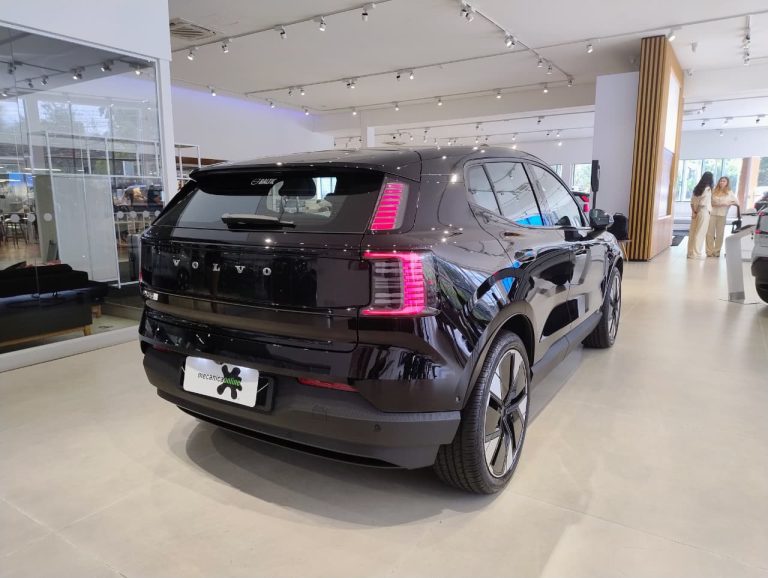 Volvo registra mais vendas de modelos elétricos do que híbridos no Brasil