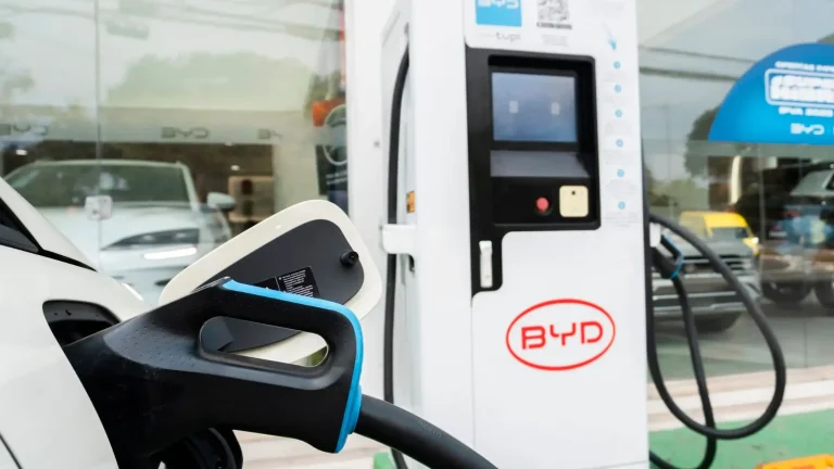 BYD estreia carregador ultrarrápido em Brasília com recarga em apenas minutos