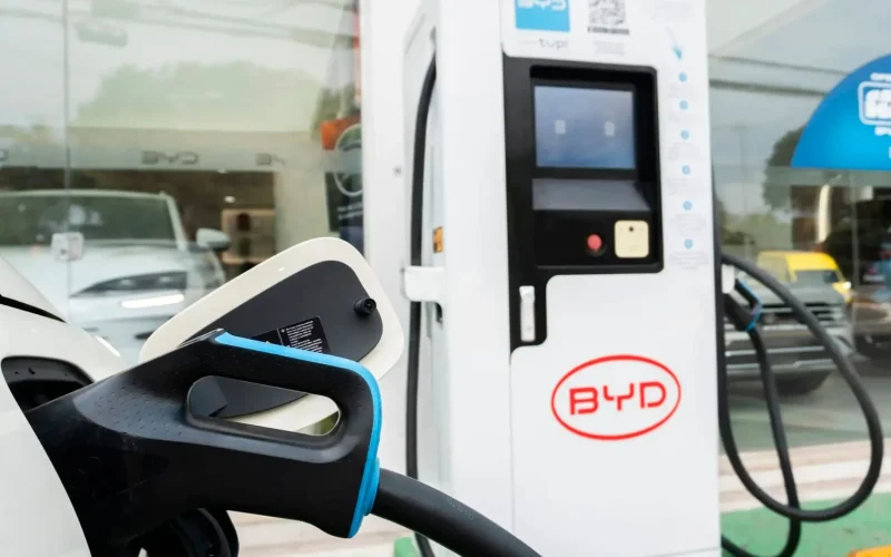 BYD estreia carregador ultrarrápido em Brasília com recarga em apenas minutos