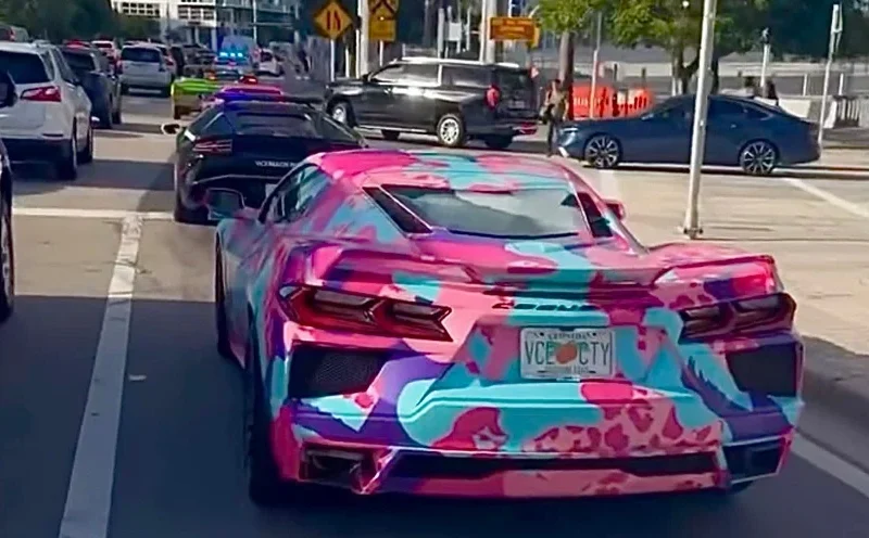 Carros de GTA 6 personalizados invadem as ruas de Miami em ação promocional