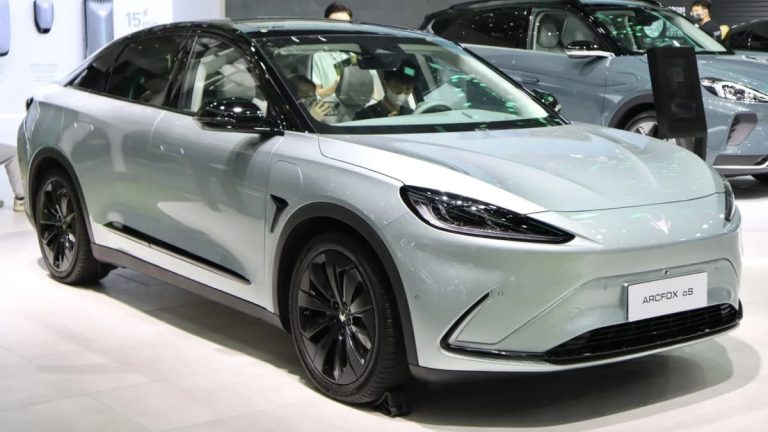 BAIC apresenta o elétrico Arcfox T1 com preços a partir de R$ 129.990 no Brasil