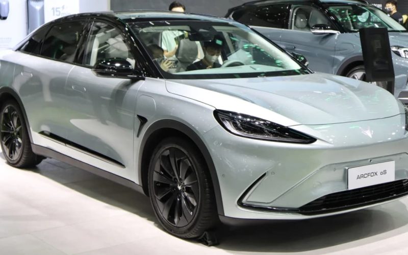 BAIC apresenta o elétrico Arcfox T1 com preços a partir de R$ 129.990 no Brasil