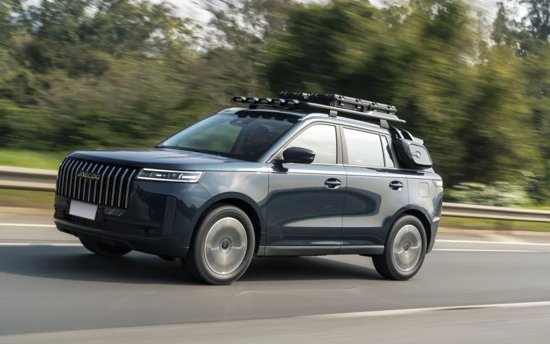 Jaecoo 5 ou Omoda 5: comparativo dos SUVs híbridos da Chery no Brasil