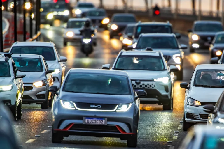 Suspeita de Fraude em Registro de Carros Elétricos na Divisa de Brasília