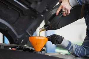 Misturar óleos de motor: riscos e orientações de especialista