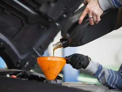 Misturar óleos de motor: riscos e orientações de especialista