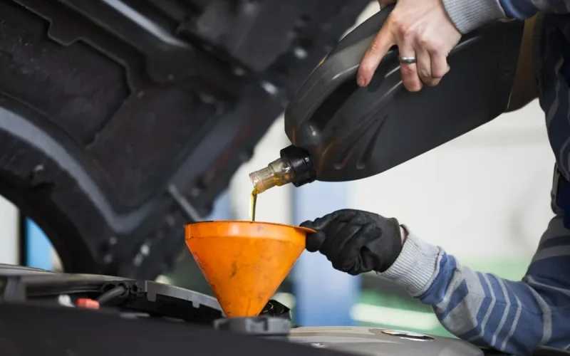 Misturar óleos de motor: riscos e orientações de especialista