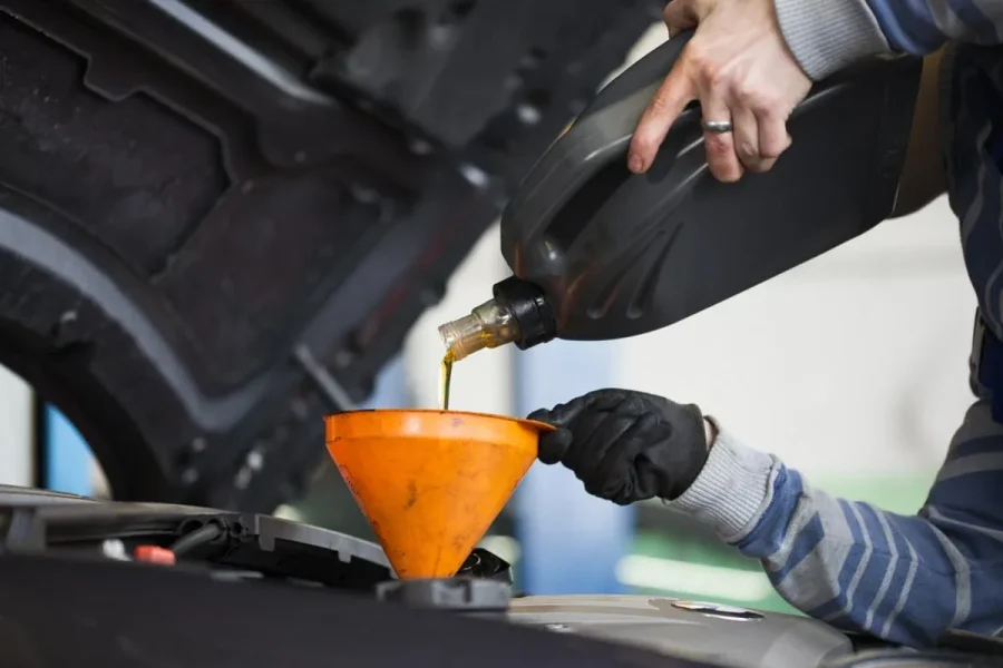 Misturar óleos de motor: riscos e orientações de especialista