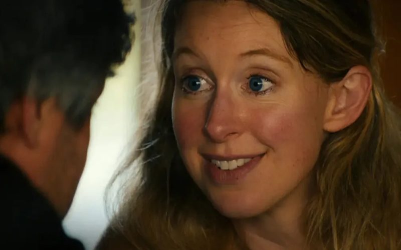 Filme sobre Elizabeth Holmes, condenada por fraude, tem data de estreia no Brasil